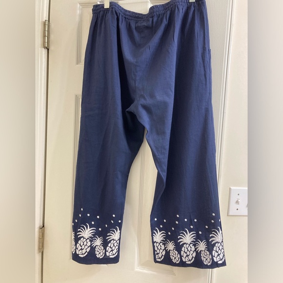 West Indies Wear Capris Pants with Embroidered Pineapples. Size L - Picture 2 of 6